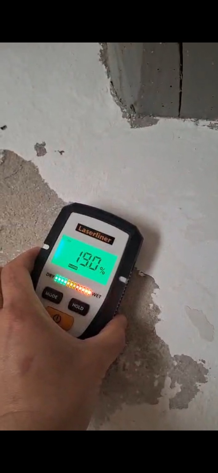 Medición de humedad con un equipo Laserliner sobre un muro afectado